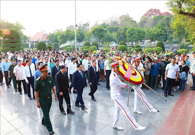 Thủ tướng Phạm Minh Chính dâng hương tại Nghĩa trang Liệt sĩ Quốc gia A1 - Ảnh 1.