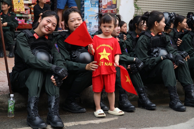 Tình cảm ấm áp của người dân Điện Biên dành cho lực lượng diễu binh, diễu hành - Ảnh 3.