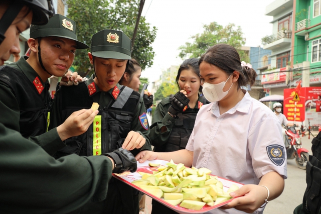 Tình cảm ấm áp của người dân Điện Biên dành cho lực lượng diễu binh, diễu hành - Ảnh 1.