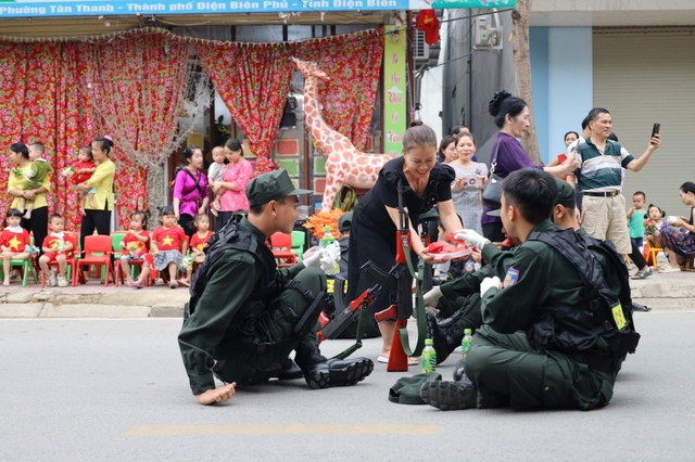 Tình cảm ấm áp của người dân Điện Biên dành cho lực lượng diễu binh, diễu hành - Ảnh 2.