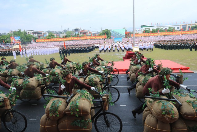 Những hình ảnh hào hùng của Lễ diễu binh, diễu hành kỷ niệm 70 năm Chiến thắng Điện Biên Phủ - Ảnh 11.