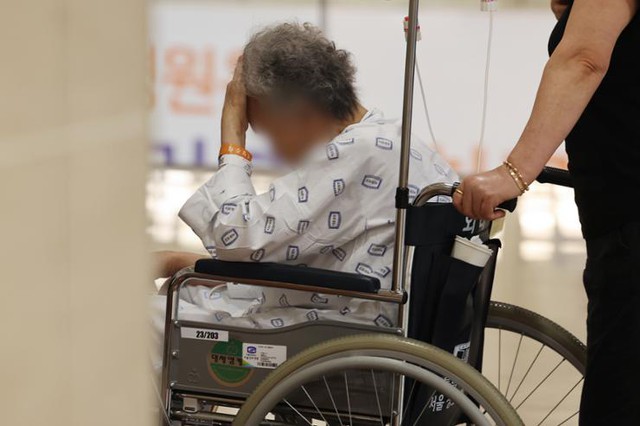 Hàn Quốc gia hạn hỗ trợ dịch vụ y tế khẩn cấp khi làn sóng bác sĩ đình công kéo dài - Ảnh 1.