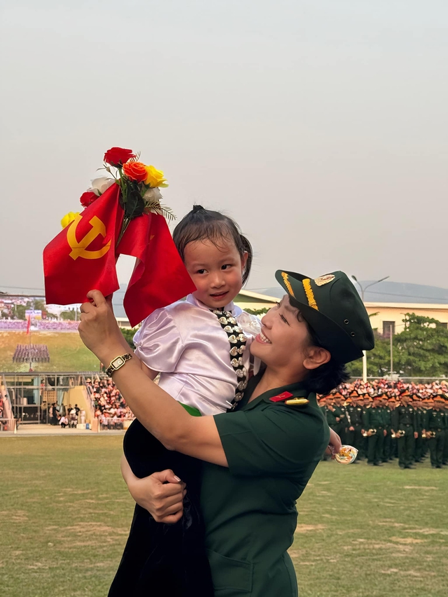 Hình ảnh đẹp đắt giá của em bé Điện Biên tại Lễ kỷ niệm 70 năm Chiến thắng Điện Biên Phủ - Ảnh 1.