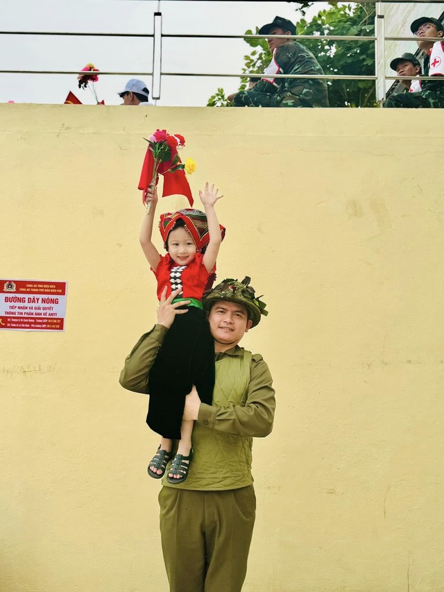Hình ảnh đẹp đắt giá của em bé Điện Biên tại Lễ kỷ niệm 70 năm Chiến thắng Điện Biên Phủ - Ảnh 5.