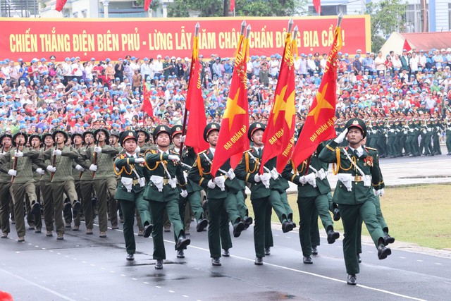 Xem lại Lễ diễu binh, diễu hành kỷ niệm 70 năm Chiến thắng Điện Biên Phủ - Ảnh 2.