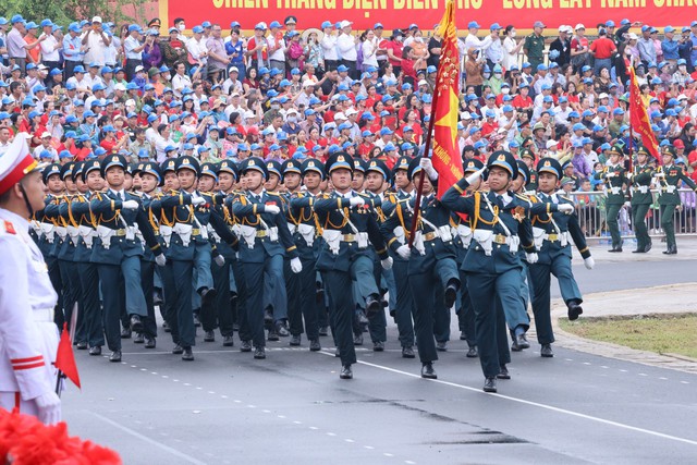 Những hình ảnh hào hùng của Lễ diễu binh, diễu hành kỷ niệm 70 năm Chiến thắng Điện Biên Phủ - Ảnh 5.