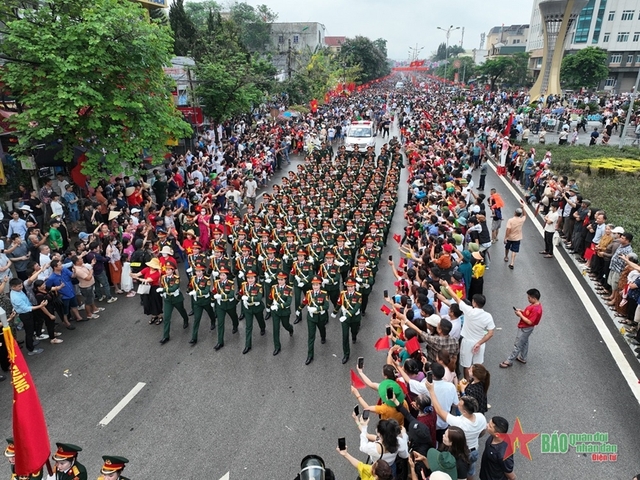 Người dân Điện Biên và du khách đội mưa đến xem Lễ kỷ niệm 70 năm Chiến thắng Điện Biên Phủ - Ảnh 1.