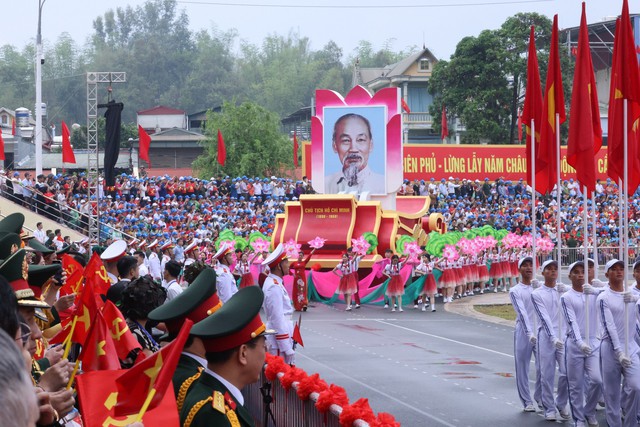 Xem lại Lễ diễu binh, diễu hành kỷ niệm 70 năm Chiến thắng Điện Biên Phủ - Ảnh 1.