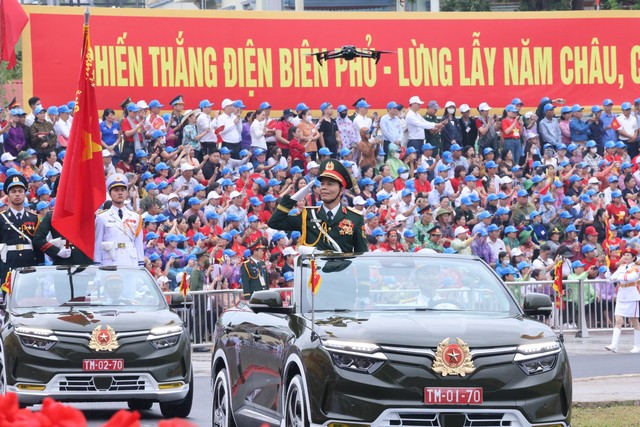 Những hình ảnh hào hùng của Lễ diễu binh, diễu hành kỷ niệm 70 năm Chiến thắng Điện Biên Phủ - Ảnh 2.