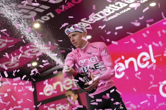 Tadej Pogacar giữ áo hồng sau chặng 3 Giro DItalia 2024 - Ảnh 3.