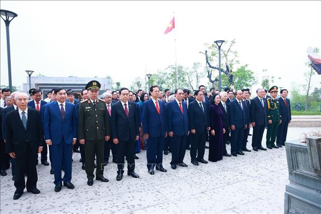 Lãnh đạo Đảng, Nhà nước dâng hương tại Đền thờ liệt sĩ chiến trường Điện Biên Phủ - Ảnh 2.
