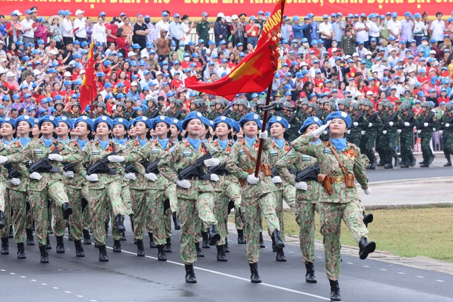 Những hình ảnh hào hùng của Lễ diễu binh, diễu hành kỷ niệm 70 năm Chiến thắng Điện Biên Phủ - Ảnh 8.