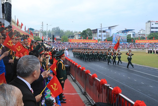 Những hình ảnh hào hùng của Lễ diễu binh, diễu hành kỷ niệm 70 năm Chiến thắng Điện Biên Phủ - Ảnh 10.