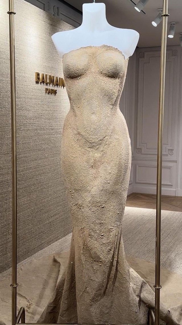 Bộ váy làm từ cát độc nhất vô nhị tại Met Gala 2024 - Ảnh 2.