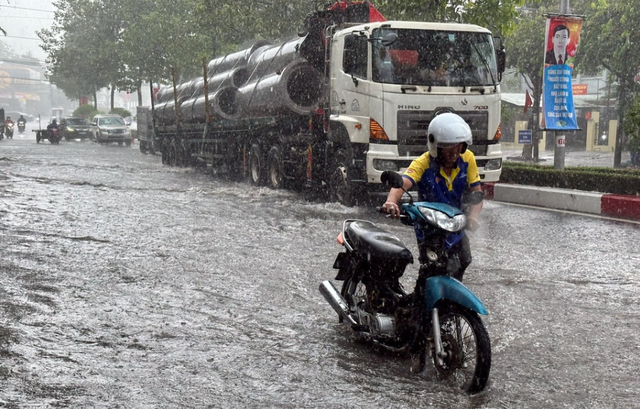 Đường phố phía Nam ngập sâu sau mưa lớn, nhiều xe chết máy - Ảnh 6.