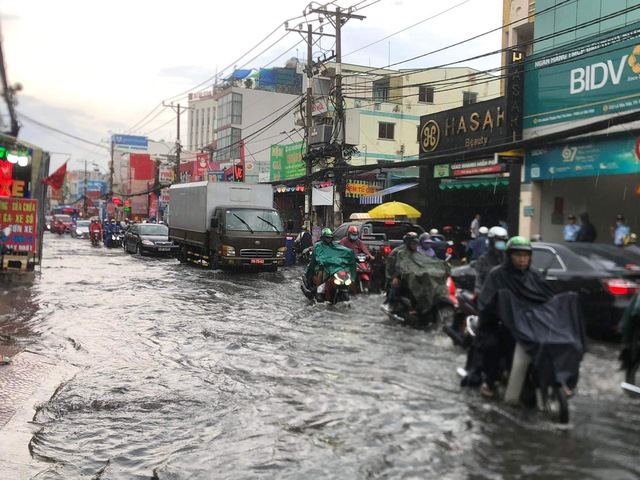 Đường phố phía Nam ngập sâu sau mưa lớn, nhiều xe chết máy - Ảnh 1.