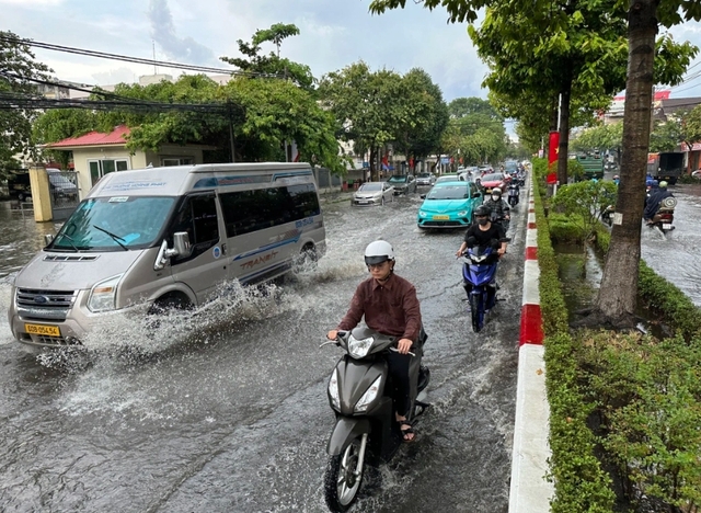 Đường phố phía Nam ngập sâu sau mưa lớn, nhiều xe chết máy - Ảnh 5.