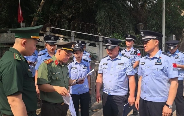 Trao trả 4 người Trung Quốc nhập cảnh trái phép vào Việt Nam - Ảnh 1.