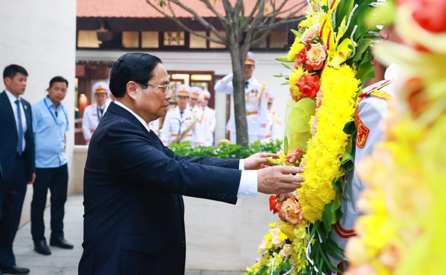 Lãnh đạo Đảng, Nhà nước dâng hương tại Đền thờ liệt sĩ chiến trường Điện Biên Phủ - Ảnh 4.