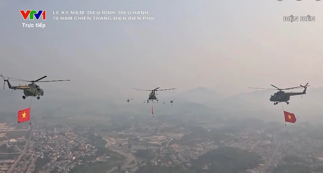 VIDEO: Màn diễu binh của biên đội trực thăng trên bầu trời Điện Biên lịch sử - Ảnh 1.