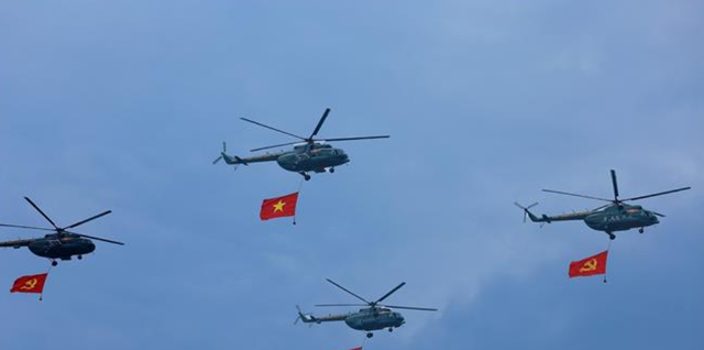 Những hình ảnh hào hùng của Lễ diễu binh, diễu hành kỷ niệm 70 năm Chiến thắng Điện Biên Phủ - Ảnh 1.