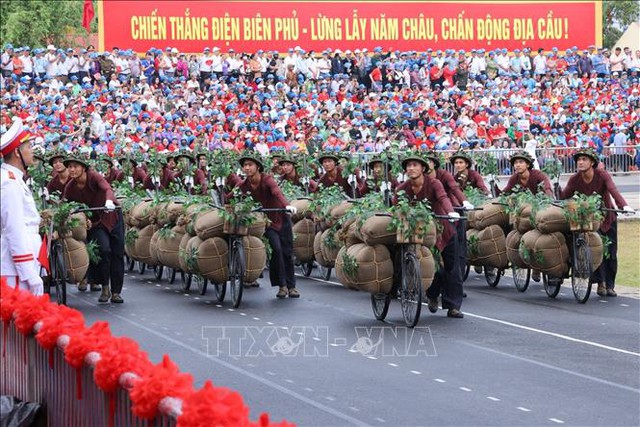 Những hình ảnh hào hùng của Lễ diễu binh, diễu hành kỷ niệm 70 năm Chiến thắng Điện Biên Phủ - Ảnh 11.