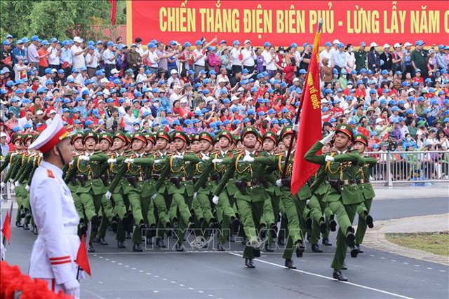 Những hình ảnh hào hùng của Lễ diễu binh, diễu hành kỷ niệm 70 năm Chiến thắng Điện Biên Phủ - Ảnh 16.