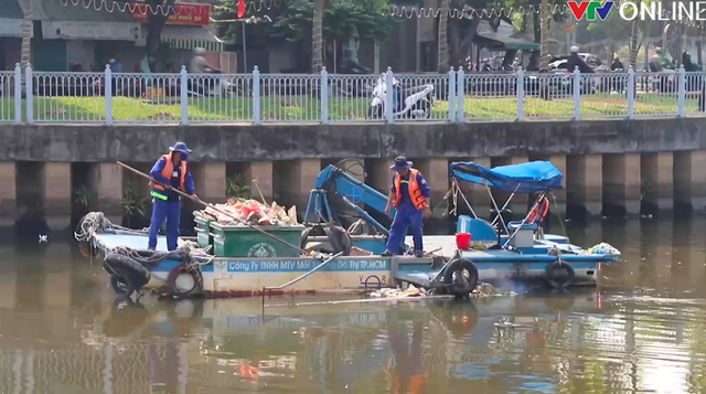 TP Hồ Chí Minh: Xử lý cá chết nổi lềng bềnh trên kênh Nhiêu Lộc - Thị Nghè - Ảnh 5.