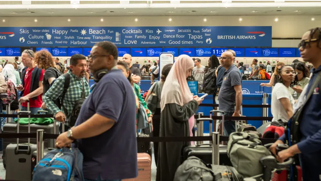 Toàn bộ sân bay ở Anh gặp sự cố đối với các cổng điện tử kiểm soát hộ chiếu - Ảnh 1.
