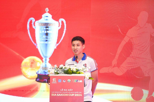 Hùng Dũng góp mặt tại lễ ra mắt giải bóng đá 7 người VĐQG 2024 - Ảnh 3.