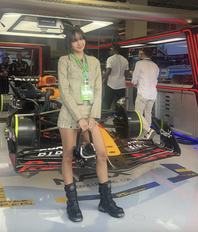 Lisa (BLACKPINK) khoe ảnh hậu trường đua xe F1 - Ảnh 1.