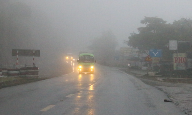 Quốc lộ 6 xuất hiện nhiều sương mù, các lái xe cần đặc biệt lưu ý - Ảnh 1.