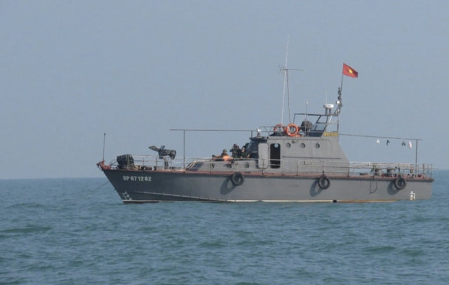 Vụ 4 tàu cá Quảng Bình bị chìm: Tiếp tục tìm kiếm 10 thuyền viên mất tích - Ảnh 1.