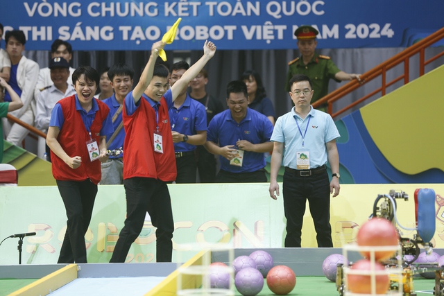 Chiến thắng tuyệt đối Mùa vàng đầu tiên tại vòng chung kết Robocon Việt Nam 2024 - Ảnh 1.