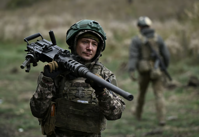 EU đồng ý trang bị vũ khí cho Ukraine bằng lợi nhuận từ tài sản của Nga - Ảnh 1.