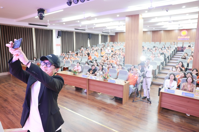 Nhà văn Lee Ki Ho giao lưu cùng sinh viên về văn học Hàn Quốc - Ảnh 1.