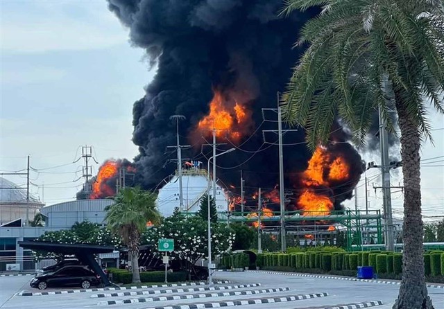 Hỏa hoạn tại kho hóa chất ở Thái Lan, ít nhất 1 người thiệt mạng - Ảnh 1.