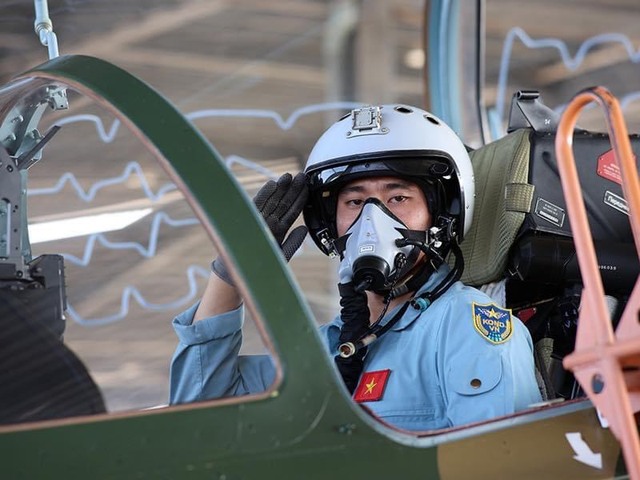 Không quân thả đơn thành công cho 2 học viên phi công Khóa 48 trên máy bay Yak-130 - Ảnh 1.