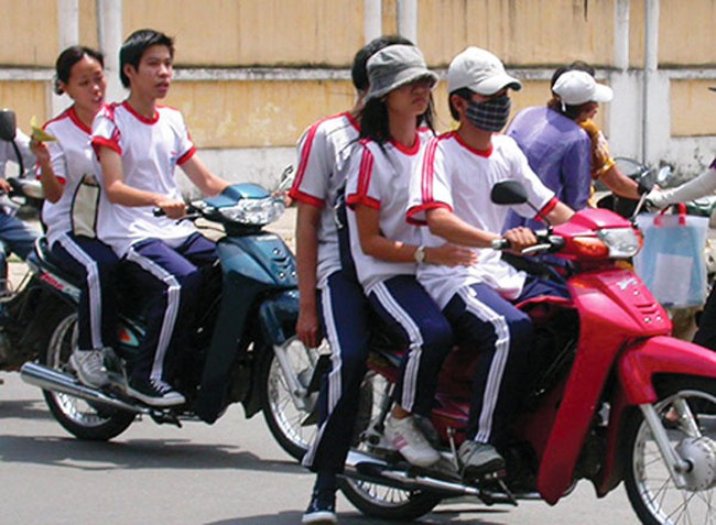 Bất chấp quy định, học sinh ngang nhiên sử dụng xe gắn máy phân khối ...