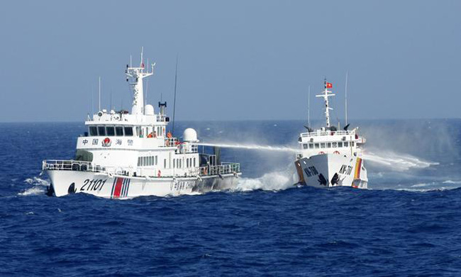 Hình ảnh Thời sự ấn tượng: “Tàu Trung Quốc phun vòi rồng vào tàu Việt Nam ở  Hoàng Sa" | VTV.VN