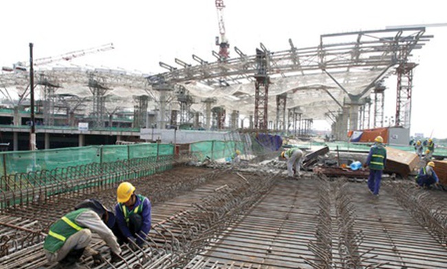 Contractors work on the T2 passenger terminal of Noi Bai International Airport in Ha Noi. Obstacles continue to affect the disbursement of ODA, including important policy differences on compensation, land clearance and resettlement between Viet Nam and its network of donors. — VNA/ VNS Photo Huy Hung