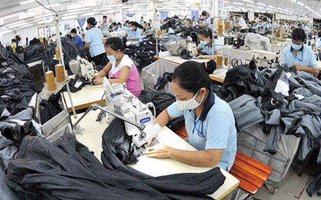 Workers produce clothes for export at the Gia Dinh Textile and Garment Corporation. (Source: VNA)
