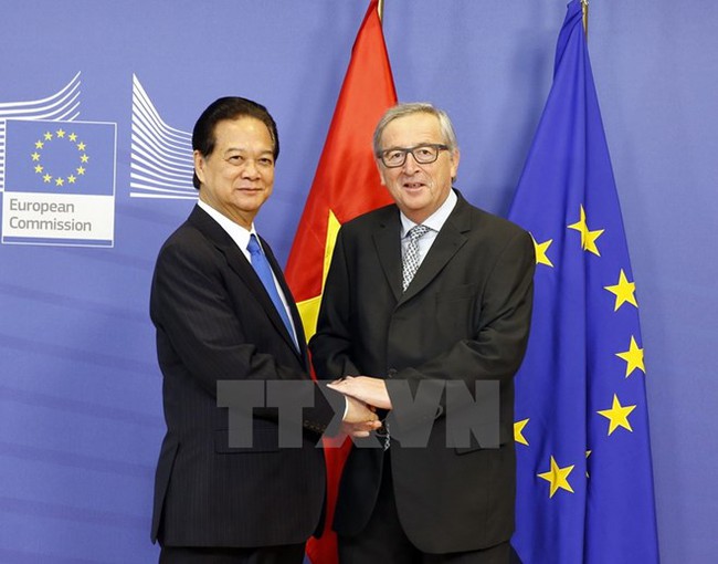 PM Nguyen Tan Dung (L) meets with President of the EC Jean-Claude Juncker.
