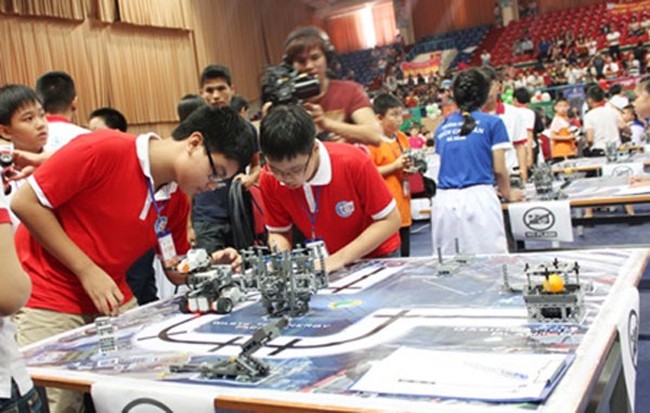 Thirty teams of three students each had only one hour to programme robots in the Robothon Contest held last Saturday at Rach Mieu Sporting House in HCM City. — Photo sggp.org.vn