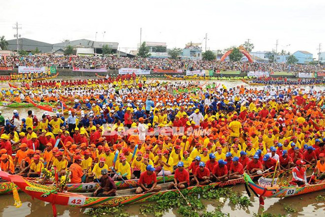 A boat race during Ooc-om-bok festival. (Photo: Bac Lieu online)