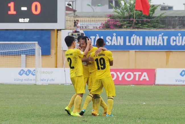 Happy day: Thanh Hoa's Le Duc Tuan (centre) shares his happiness with teammates after scoring a goal in Thanh Hoa's 2-0 win over Can Tho on Thursday. Thanh Hoa will play Dong Tam Long An in the V.Lague 1's round 17 match. — VNS Photo Tuan Tu