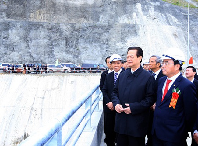 Prime Minister Nguyen Tan Dung (M) attends the ceremony to launch operations of Lai Chau hydropower plant in the northern mountainous province of Lai Chau. — VNA/VNS Photo Thong Nhat