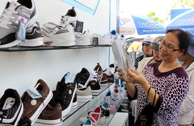 Customers browse Bitis' shoes at a high-quality Made-in Viet Nam goods fair in Nha Trang City. — VNA/VNS Photo The Duyet