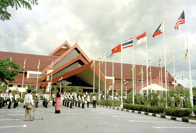 Viet Nam's national flag fluttered in the wind with flags of other countries in the initiation ceremony for Viet Nam to become the seventh member of the Association of South East Asian Nations - ASEAN on July 28, 1995. — VNA/VNS Tran Son