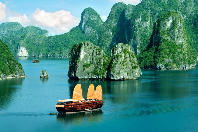 Tourist boats in Halong Bay in Quang Ninh Province. The province is among the seven localities of the Northern Key Economic Zone (Photo; Bao Tin tuc)